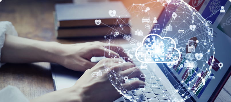 ノートパソコンを操作する手元とAIネットワークのイメージ