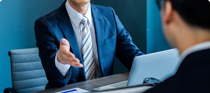 面談で手を差し出すビジネスパーソン