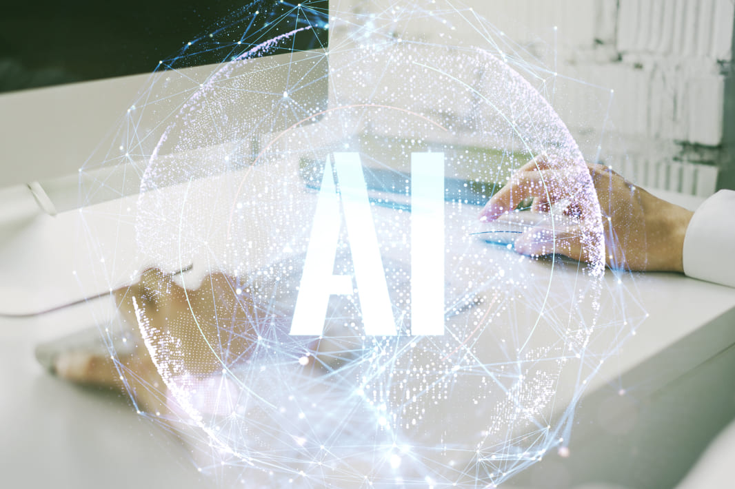 工場内でタブレットを確認する作業員