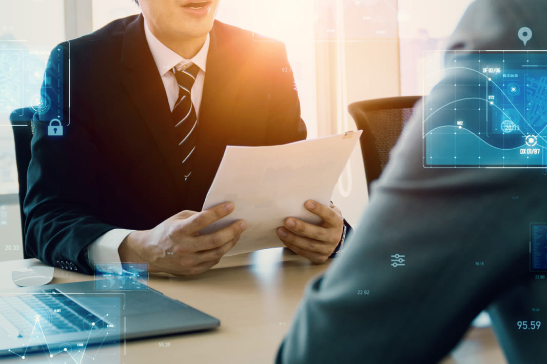 倉庫内で荷物とタブレットを確認する作業員