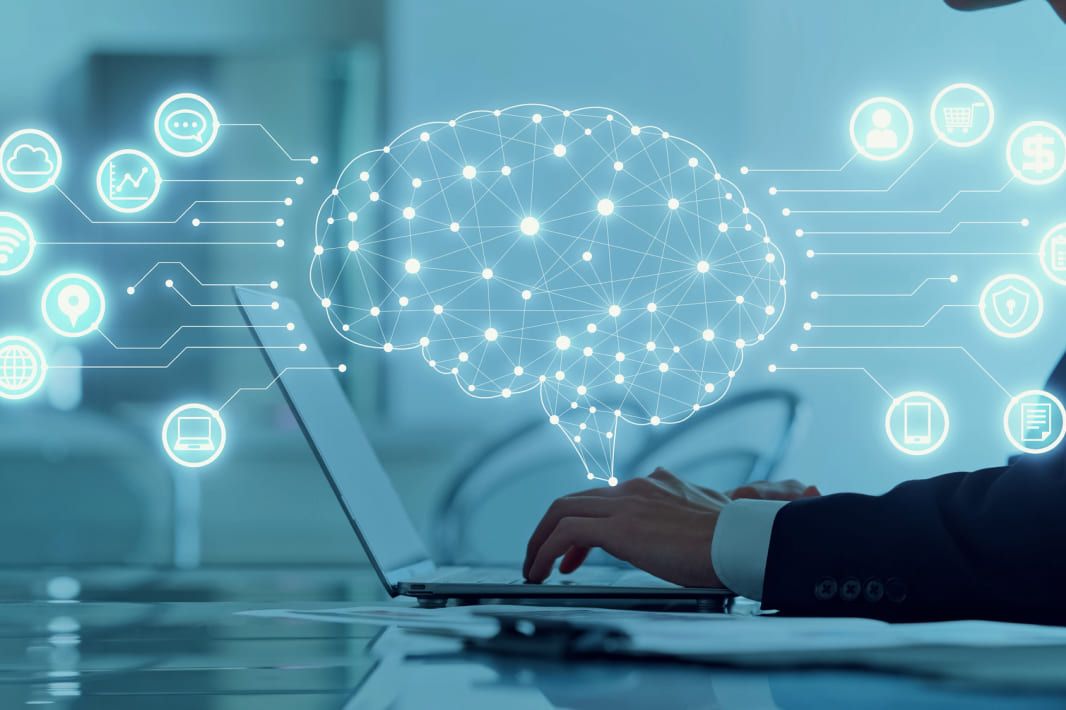 車内でハンドルを握るドライバー