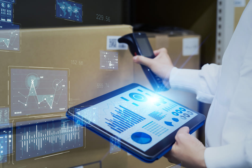 工場内でタブレットを確認する作業員