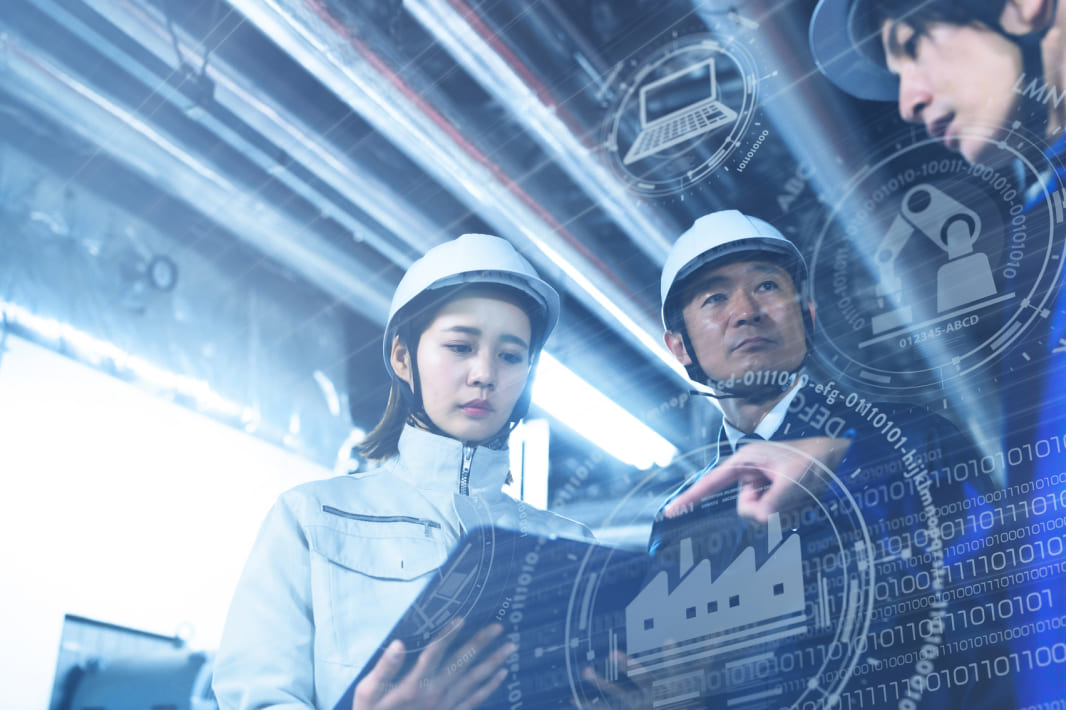 倉庫内で荷物とタブレットを確認する作業員