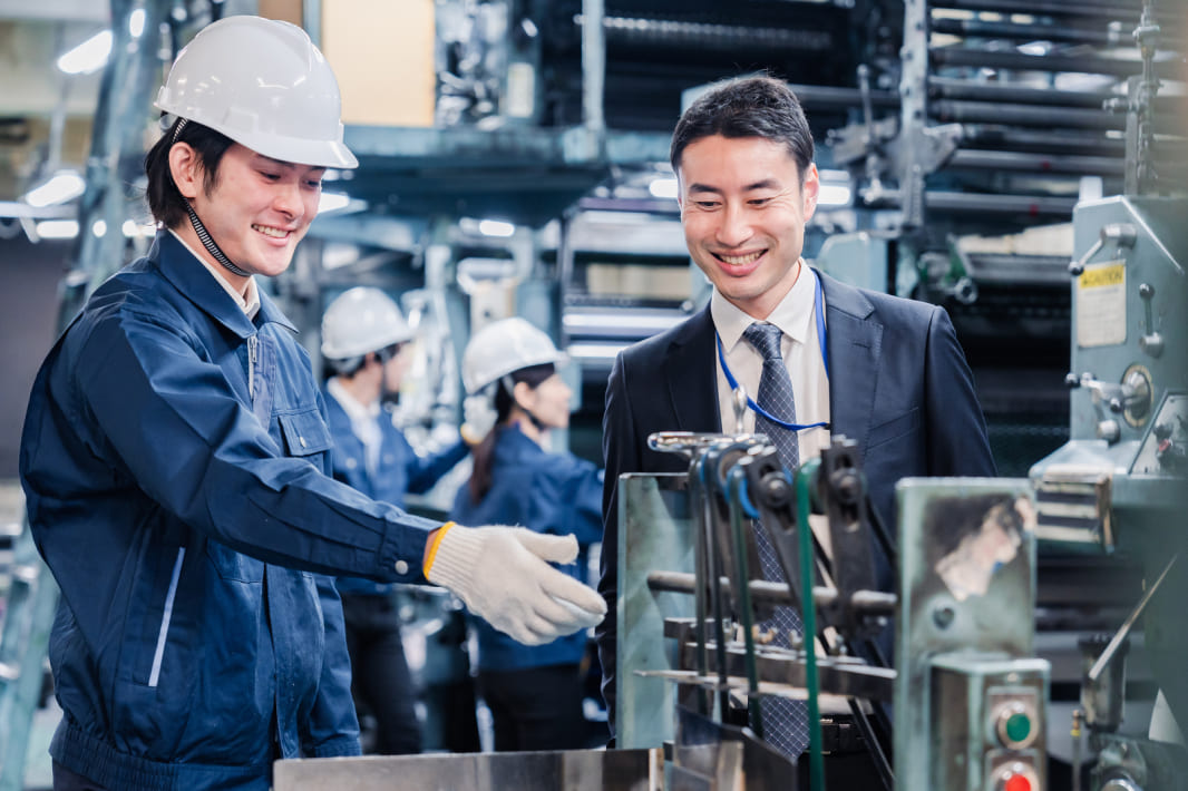 車内でハンドルを握るドライバー