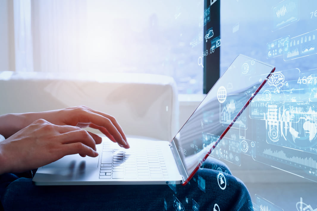 工場内でタブレットを確認する作業員