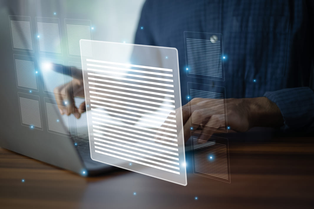 倉庫内で荷物とタブレットを確認する作業員