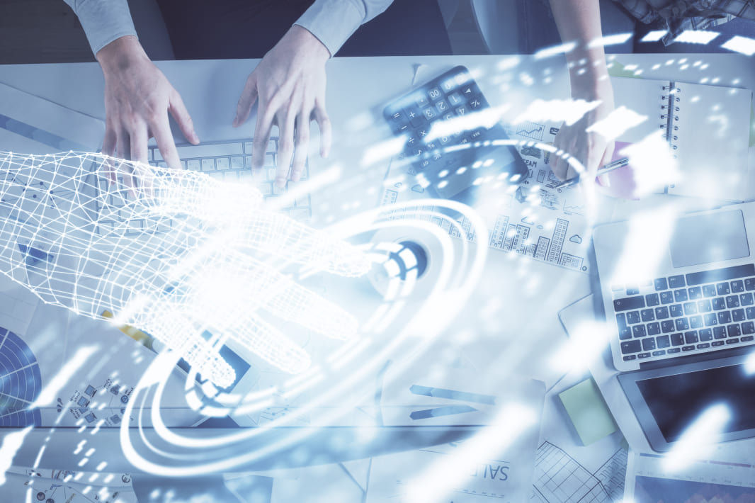 車内でハンドルを握るドライバー