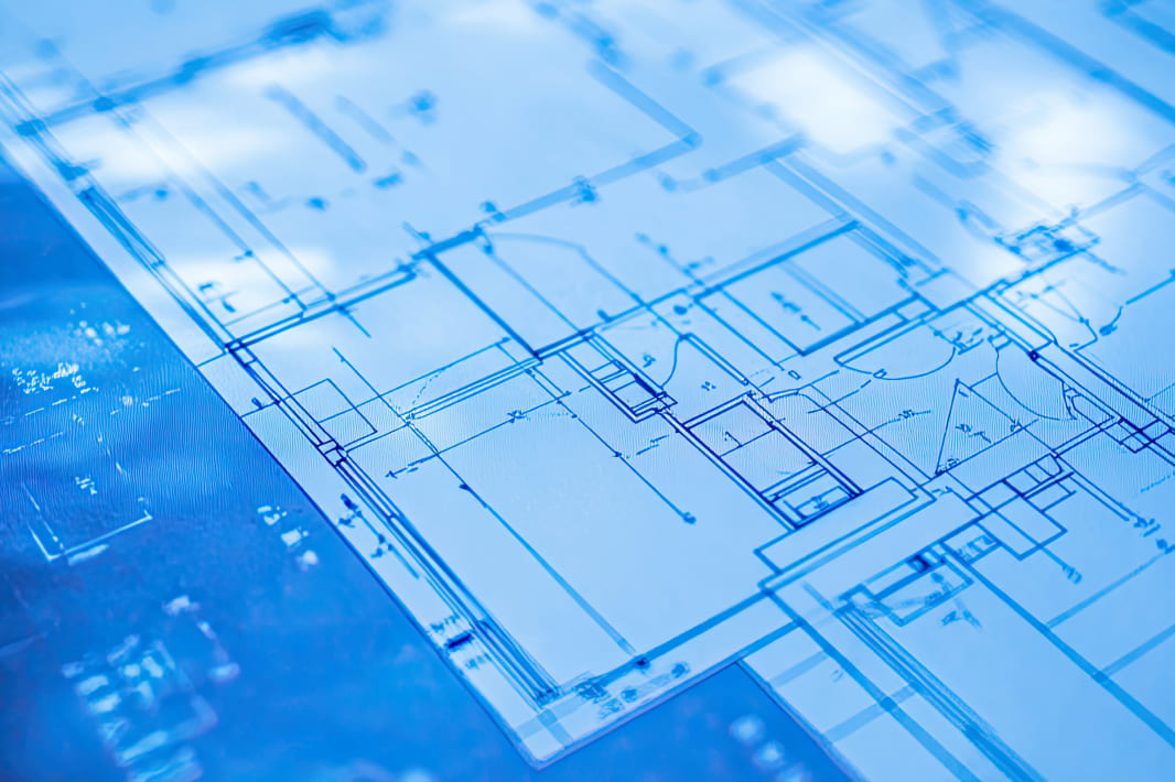 工場内でタブレットを確認する作業員