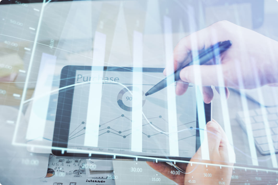 倉庫内で荷物とタブレットを確認する作業員