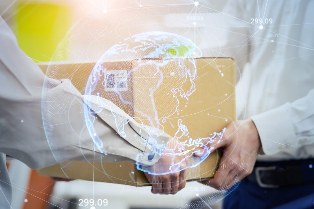 工場内でタブレットを確認する作業員