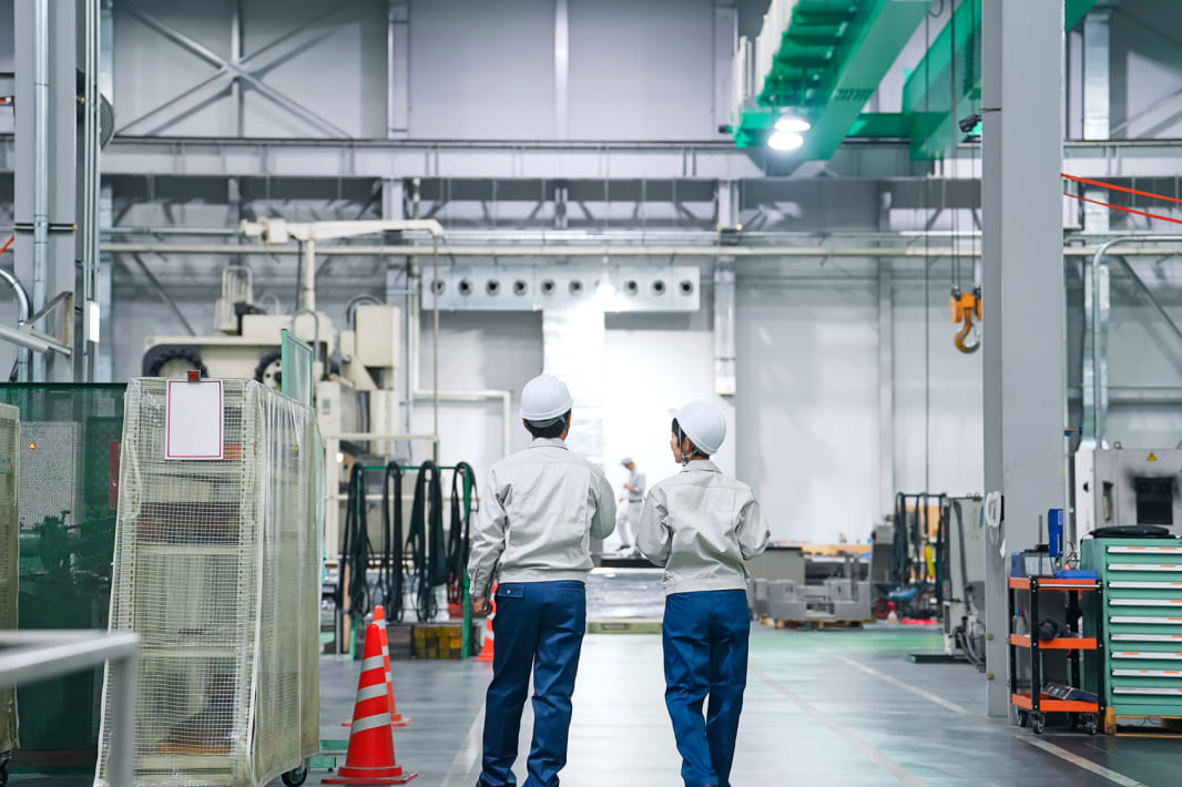 工場内でタブレットを確認する作業員