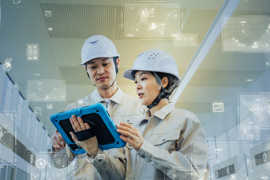 車内でハンドルを握るドライバー