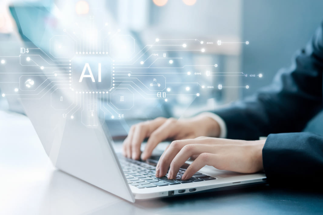 工場内でタブレットを確認する作業員