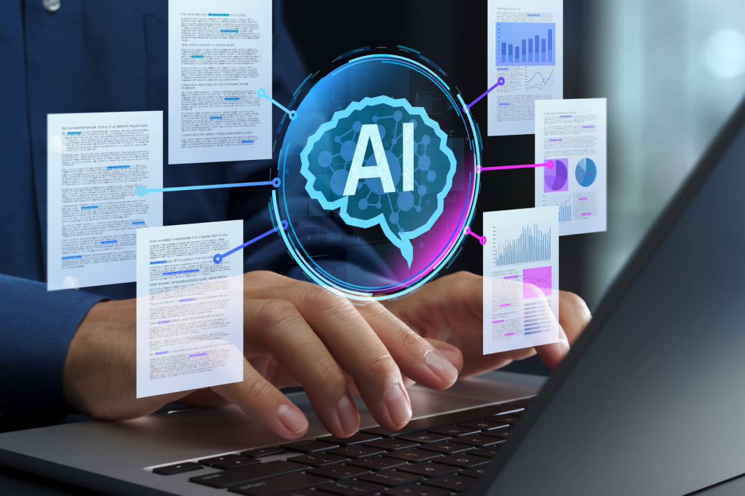 倉庫内で荷物とタブレットを確認する作業員