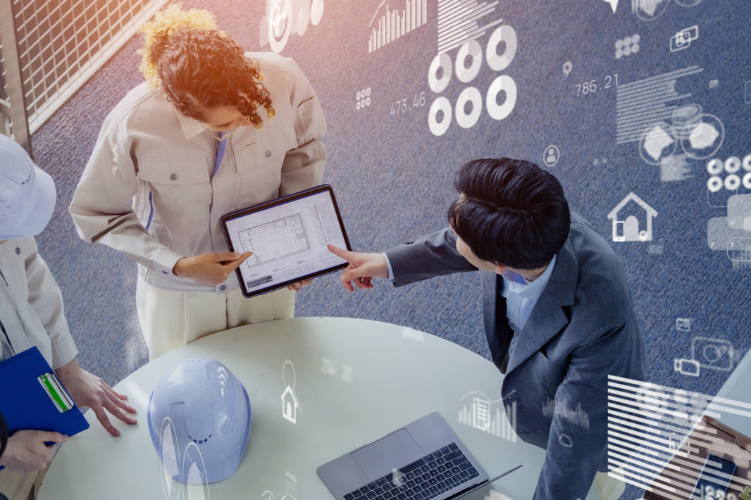 車内でハンドルを握るドライバー