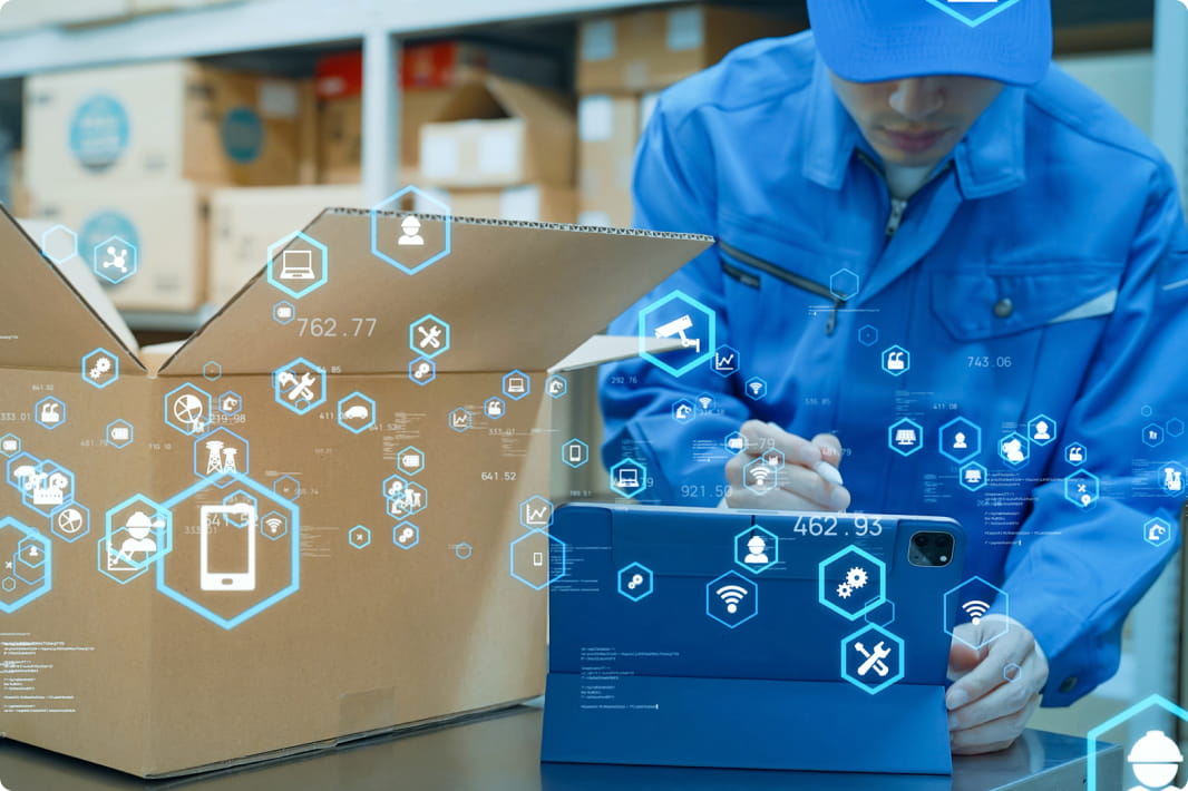 倉庫内で荷物とタブレットを確認する作業員