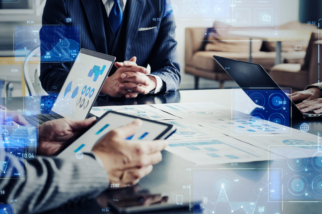 工場内でタブレットを確認する作業員