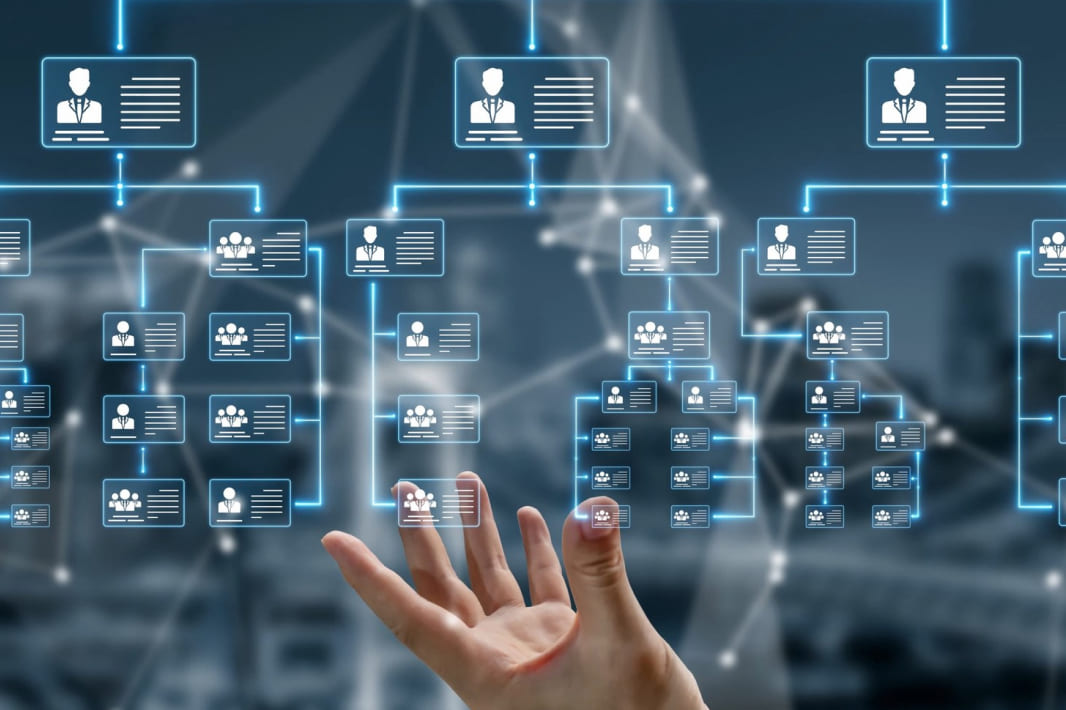 倉庫内で荷物とタブレットを確認する作業員