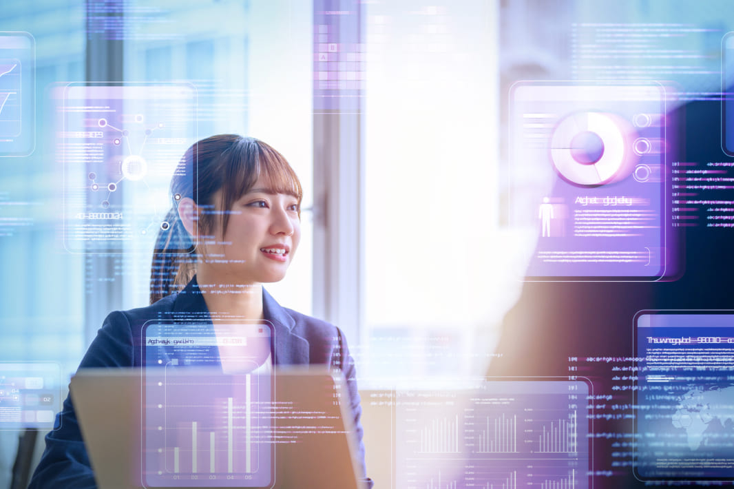 車内でハンドルを握るドライバー