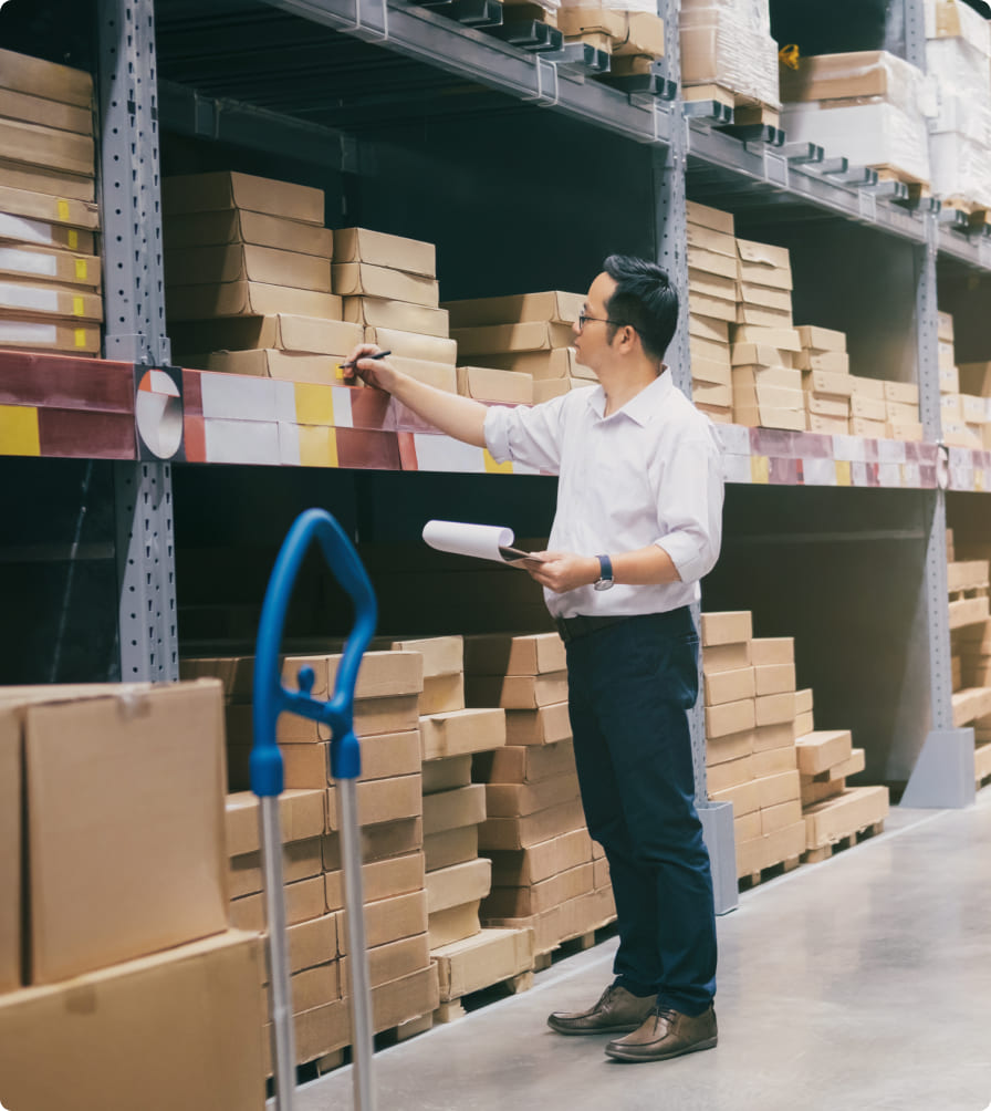 グラインダーで金属を加工している様子