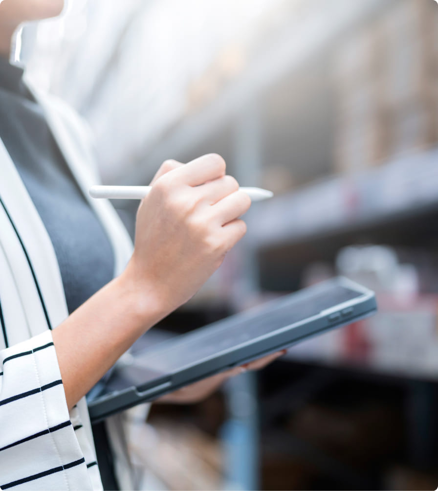 グラインダーで金属を加工している様子