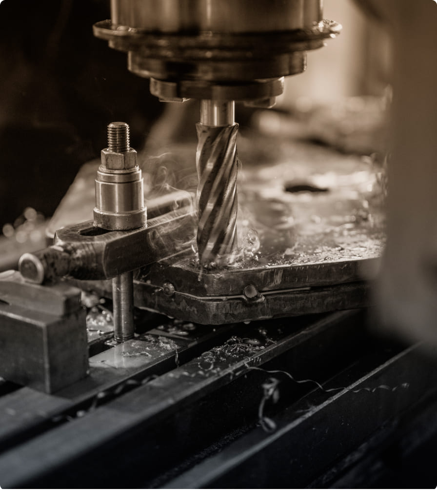 グラインダーで金属を加工している様子