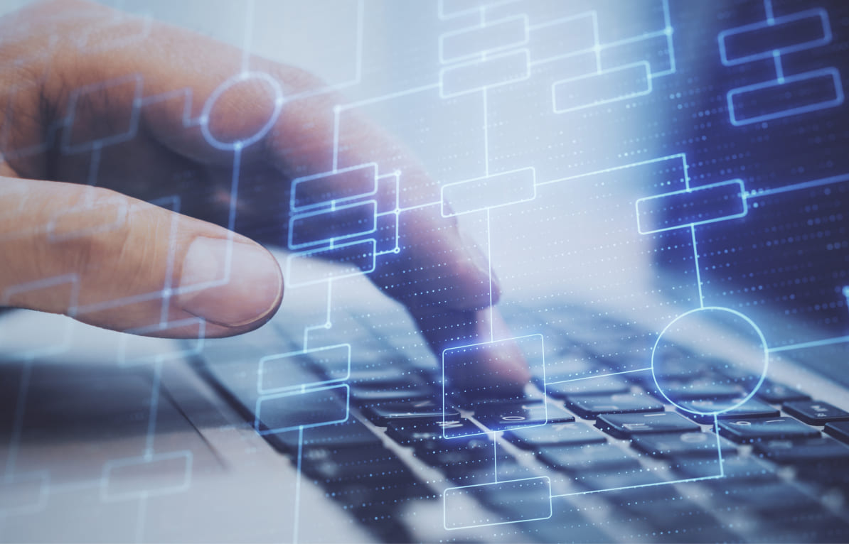 工場内でタブレットを操作している様子