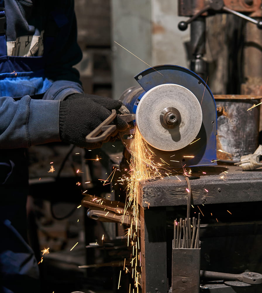 グラインダーで金属を加工している様子