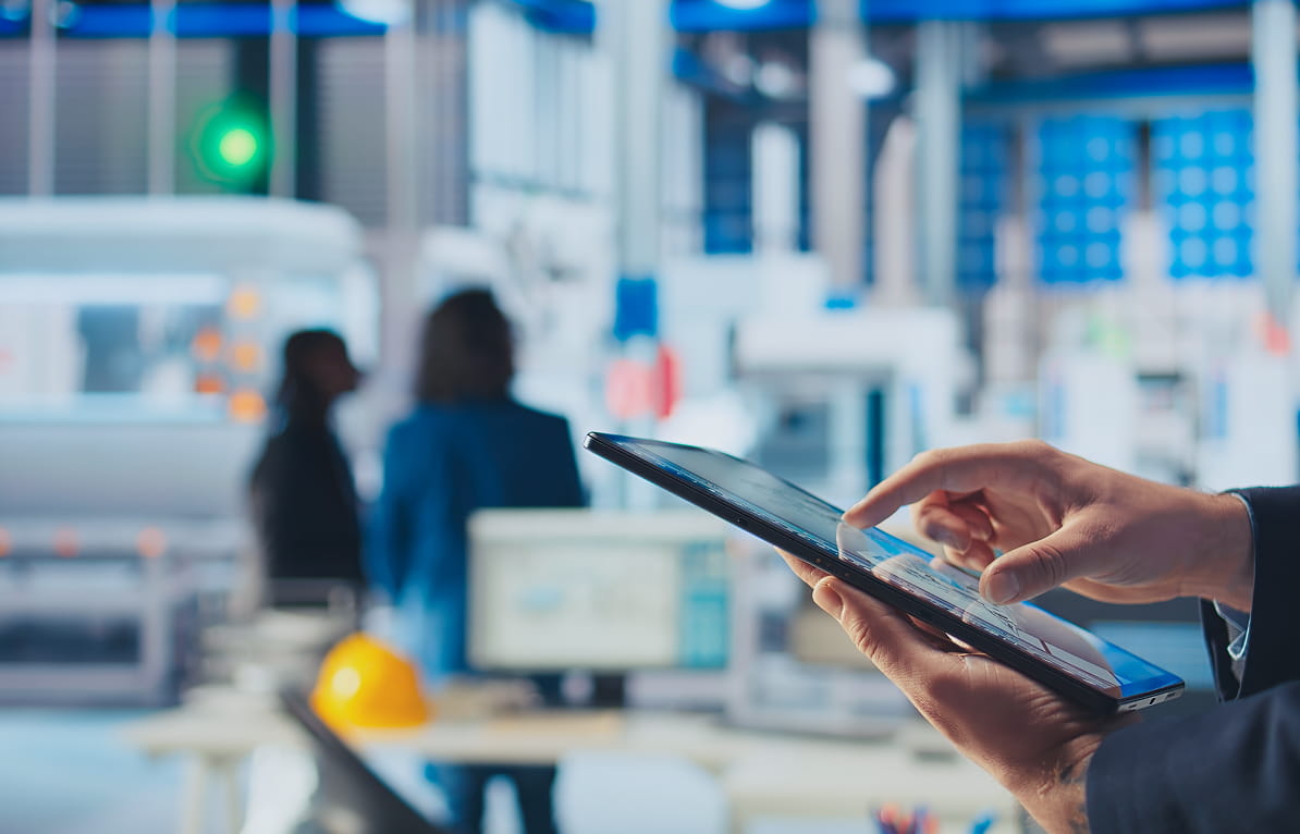 工場内でタブレットを操作している様子